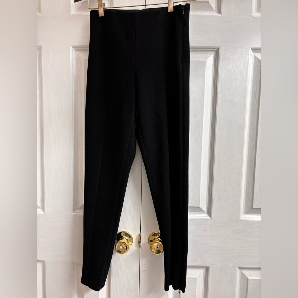 Zara Black High-Waisted suede leggings
Side zipper 


#zara #zarafashion
